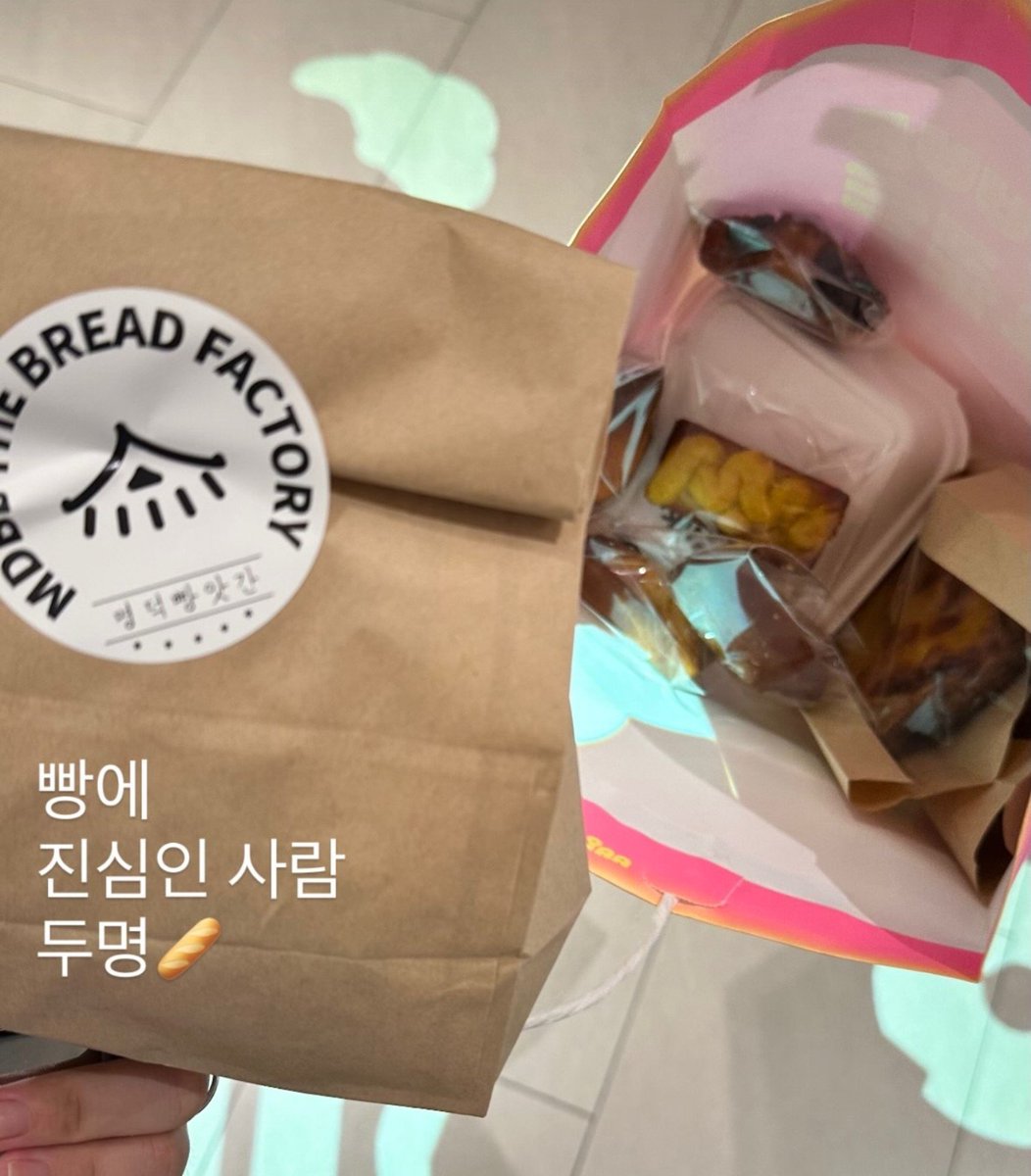 kusulo_'s tweet photo. 빵사고 인향뽑기하고떵개하는중..
우리 분명 피자먹지않앗어?ㅜㅜ https://t.co/PbHRWhfRHg