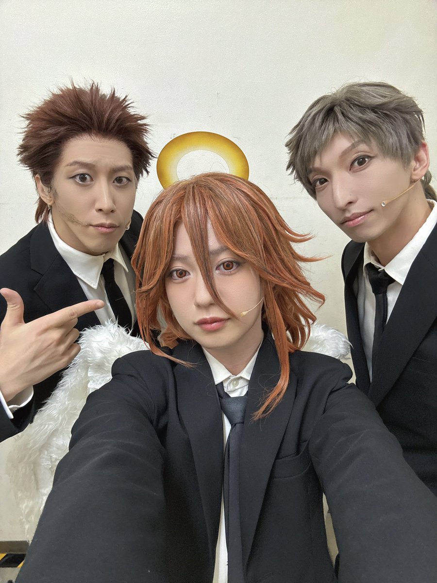 aaaaao_e's tweet photo. #チェンステ
 本日も2公演ありがとうございました！

今日はリクエストにもあった野茂さんと副隊長とスリーショット撮らせて貰ったんだ〜

優しいしかっこいいし、メロいおふたりです。他の扮装のおふたりにも注目して観ていただけたらと。そしてSPカーテンコールでは…いつも助手席に居た僕ですが今日の夜公演ではなんと…？

明日はいよいよ東京公演ラスト1公演
今まで丁寧に積み上げてきたものを全て出し切ります。楽しみにしててください。皆様の期待の遥か上の演劇をお届けします😶🪽