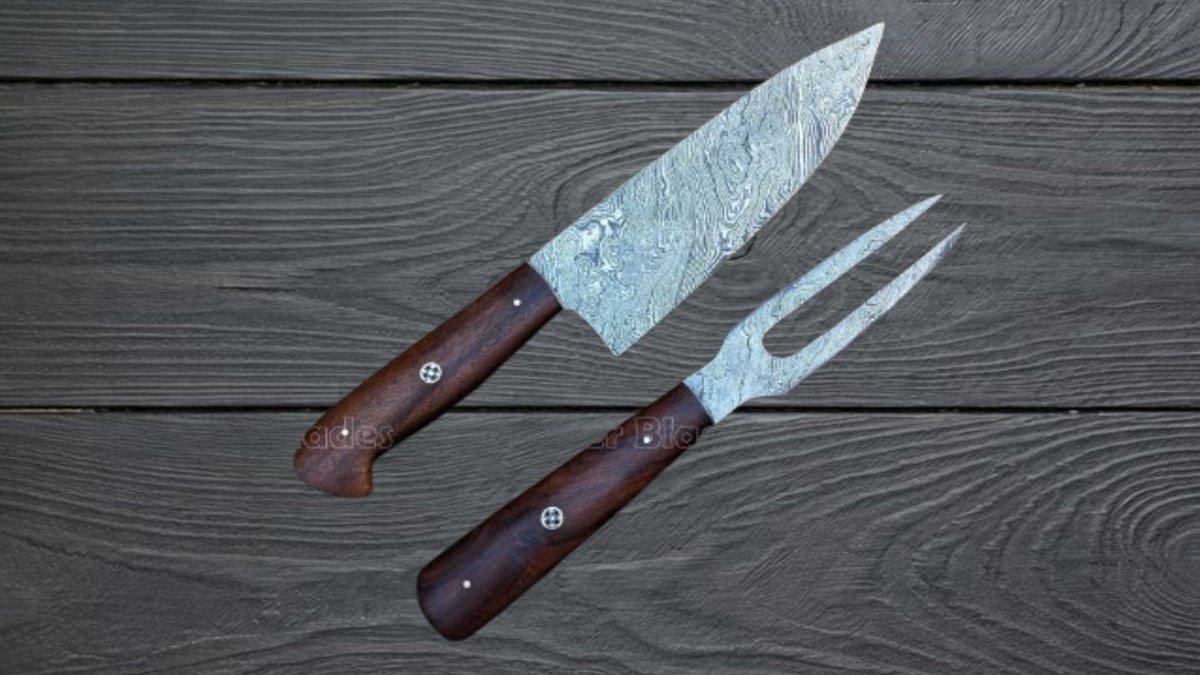 azqblades's tweet photo. 🔥 Chef Knives 2 Pcs  Elevate your BBQ game with handcrafted Damascus steel. 🔥
#DamascusSteel #BBQ #CarvingKnife #ChefKnife #KitchenKnives #HandmadeKnives #KnifeCollection #GrillMaster #Cooking #Craftsmanship https://t.co/6AyqzOu7f2