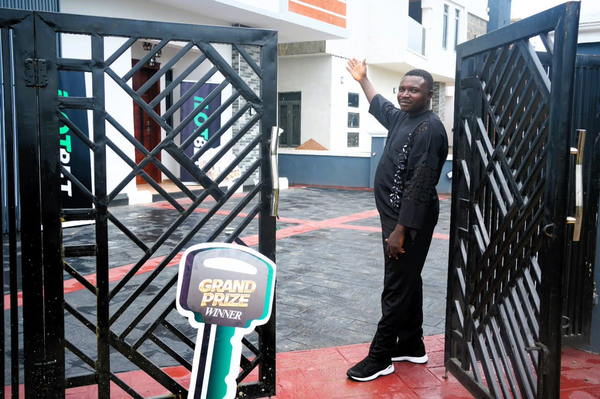 ODDSLaBs's tweet photo. Omo, no be small thing! 🏡
    Seeing the iLOTBET Grand Prize winner standing in front of the house just makes everything feel real. Congratulations to the lucky man. This one na forever win! 🎉
#iLOTBETHousePrize https://t.co/MbYah5kceW