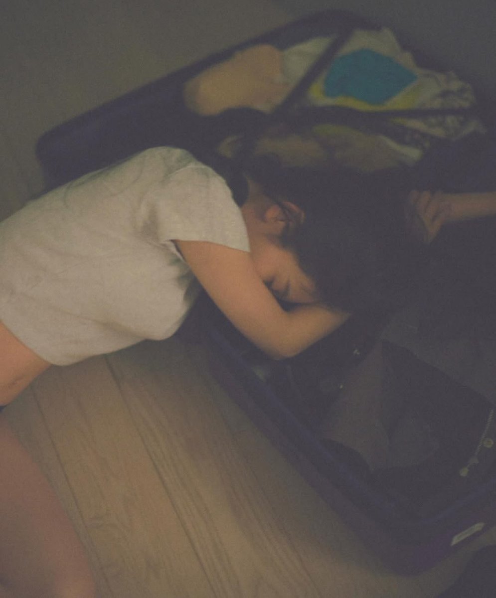 chaenglovesus's tweet photo. ningselle’s valentines blue and yellow tank tops sitting in the luggage during ningning’s photoshoot… and then you see ningning looking like that.. yeah giselle really got lucky that day i guess https://t.co/lszxiNPbIH
