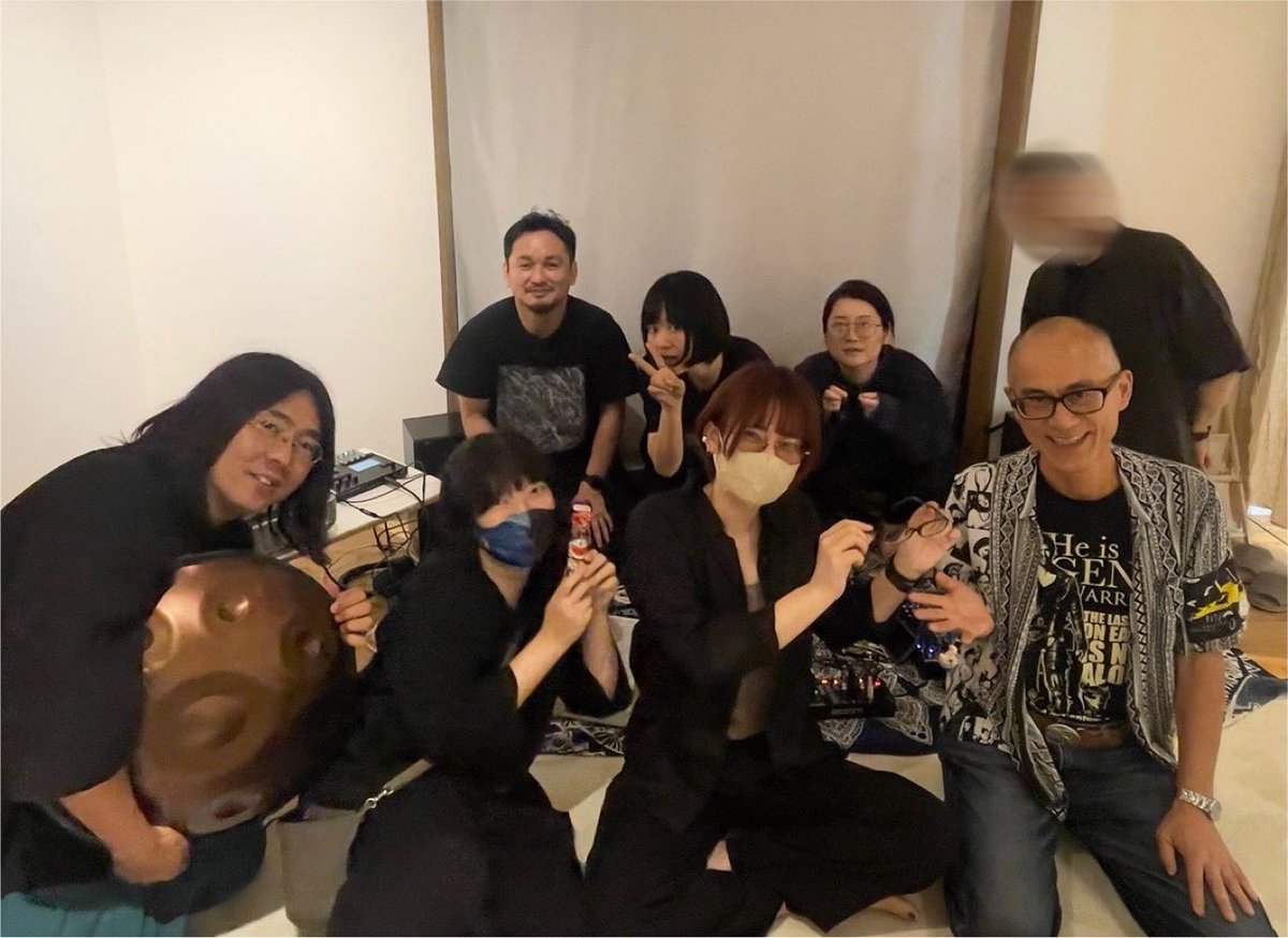 chama_ch_'s tweet photo. 今日は、コワイモノ展の演奏チームが、本番中は忙しくて演奏を聴けなかった運営陣のために、なんとシークレットライブを開いてくれました！

音楽の力って本当にすごい……🔥
最高の時間をありがとうございました✨

#シークレット邪邪邪六ライブ
#コワイモノ展リバイバル https://t.co/0DN7Ay5Wj7