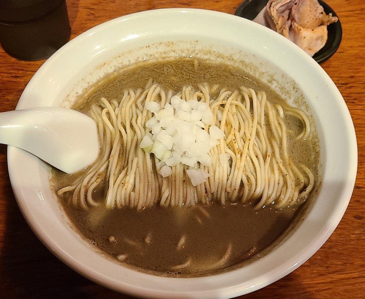 barta07's tweet photo. にぼし香 濃厚煮干しラーメン＋ほたてバター和え玉 体調万全なら日本酒も飲みたかった https://t.co/sFABKtOSUX