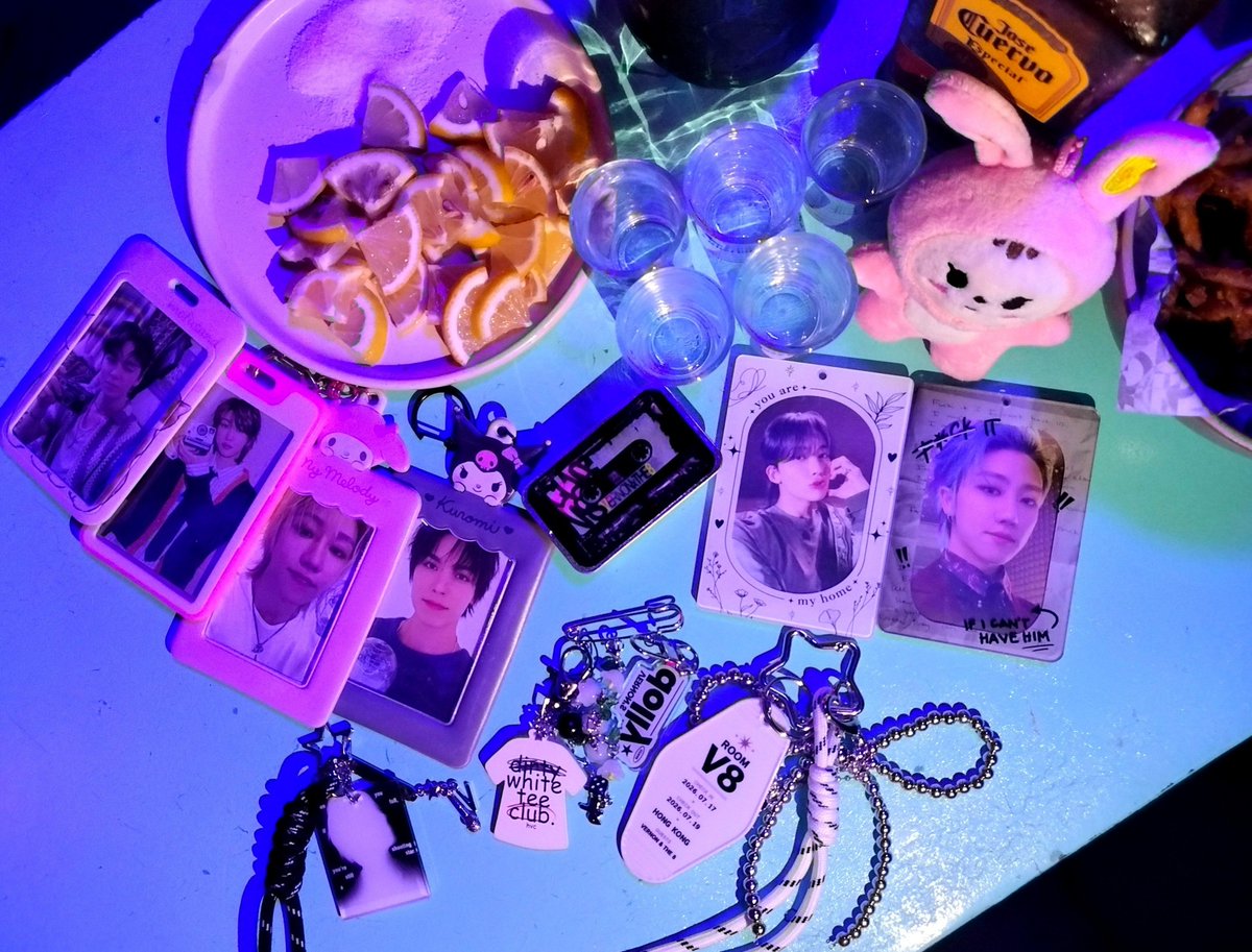 kiteanou's tweet photo. girlsnboys but it's the prettiest girls i met last night and the bois are myself and the voices in my head ⭐

thank you @xuminghaoph for #CLUBV8 ⭐🖤 https://t.co/cLGVhQIHn9