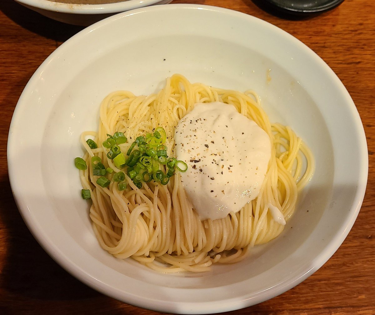 barta07's tweet photo. にぼし香 濃厚煮干しラーメン＋ほたてバター和え玉 体調万全なら日本酒も飲みたかった https://t.co/sFABKtOSUX