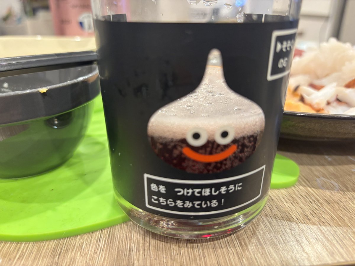 stunZ9jo's tweet photo. オタクにおすすめする晩酌

成城石井のちょっと高いスパークリングぶどうジュース

適当な刺身
酢醤油、醤油、なめろうソース
（なめろうソース:みそ、マヨネーズ、生姜チューブ、わさび、ニンニク少しを水を少し足して解いたもの）

スライスチーズの業スーのガーリックバターソースちょいつけ https://t.co/PnUBsyEea9