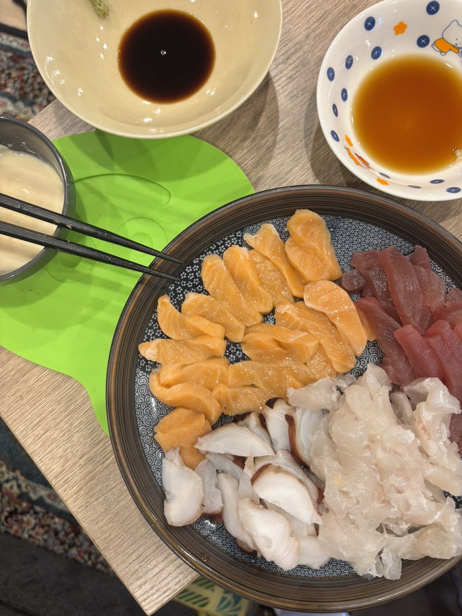 stunZ9jo's tweet photo. オタクにおすすめする晩酌

成城石井のちょっと高いスパークリングぶどうジュース

適当な刺身
酢醤油、醤油、なめろうソース
（なめろうソース:みそ、マヨネーズ、生姜チューブ、わさび、ニンニク少しを水を少し足して解いたもの）

スライスチーズの業スーのガーリックバターソースちょいつけ https://t.co/PnUBsyEea9