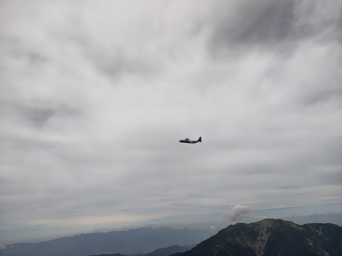 arrnan's tweet photo. 昨日北岳登ってたら、米軍の輸送機みたいのが低空で山の周りを旋回してて、なかなかの迫力だった。とりあえず手を振っておいた https://t.co/jKUNHHy310