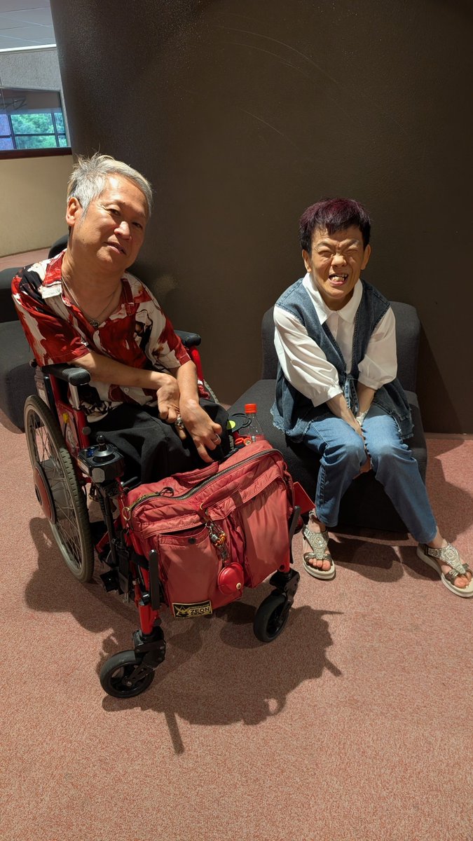 showji_kawasaki's tweet photo. 『障害とは何か?』
〜ミュージック&トーク〜
無事終わりました!
共演した風子さんは、足でキーボードを弾くキーボーディスト🎹
長野では音楽活動する障害者の先駆者✨✨
久しぶりに彼女の音楽を堪能しました♫
その後のシンポジウムも、良い刺激をもらいました⚡️
#showji #車イスのギタリスト https://t.co/FMO3KCX0Gl