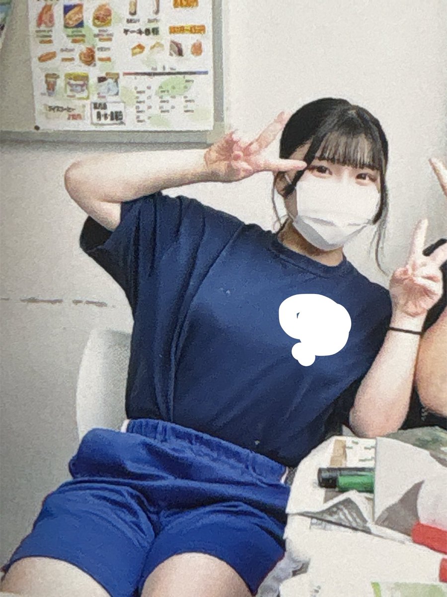 wse_ji's tweet photo. 卒アルこれだけ加工されてるのかと思ったくらいには盛れてて神、戻りたい https://t.co/gzROXsvc0V