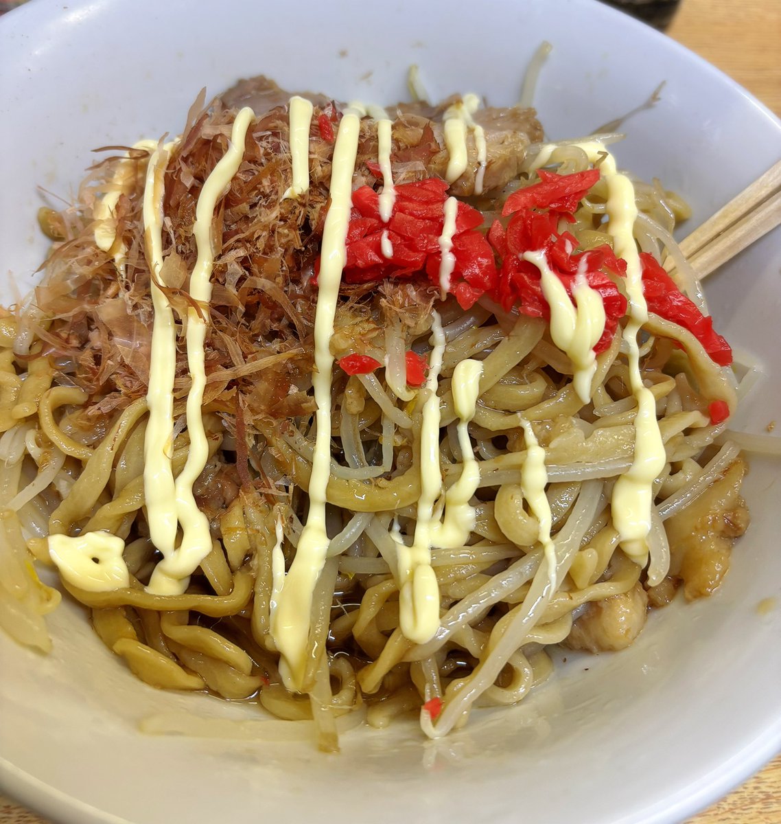 akairinga's tweet photo. 冷まし中華 麺少なめ（ニンニクアブラ）+マヨネーズ+鰹節+紅生姜
ラーメン二郎環七新新代田店
水で締められた麺、酸味の効いたタレにアブラも入れたのでさっぱりだけどこってり感もあり美味ーい！マヨと鰹節と紅生姜の組み合わせでさらに最強の一杯に。 https://t.co/pmhITiZrfq