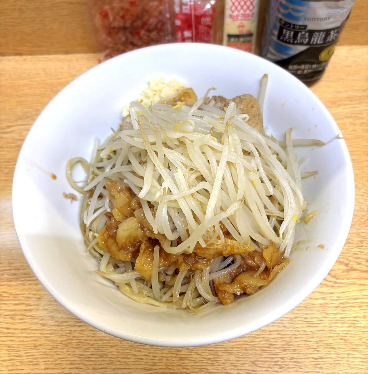 akairinga's tweet photo. 冷まし中華 麺少なめ（ニンニクアブラ）+マヨネーズ+鰹節+紅生姜
ラーメン二郎環七新新代田店
水で締められた麺、酸味の効いたタレにアブラも入れたのでさっぱりだけどこってり感もあり美味ーい！マヨと鰹節と紅生姜の組み合わせでさらに最強の一杯に。 https://t.co/pmhITiZrfq