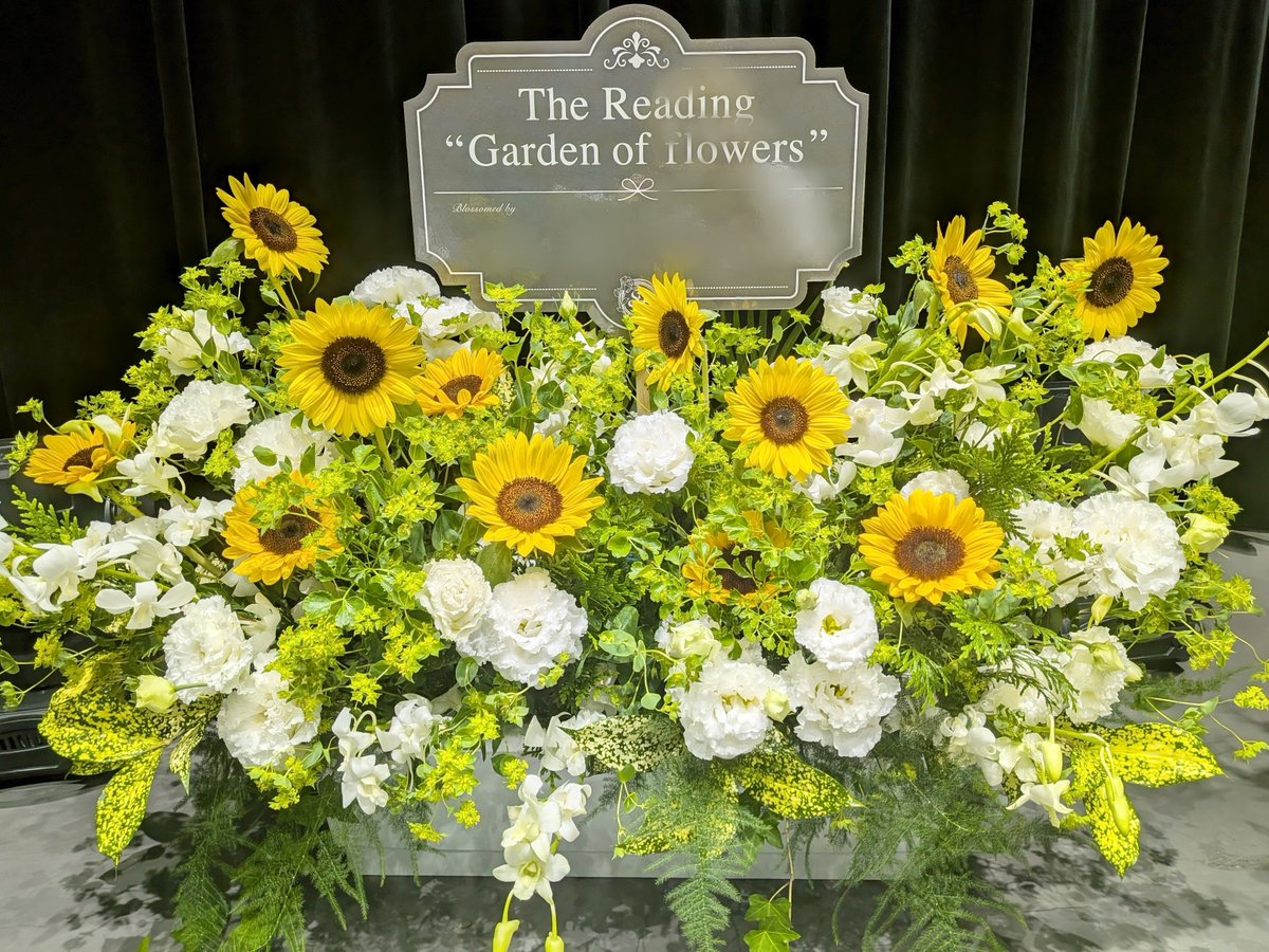 takumanagatsuka's tweet photo. The Reading 「花の園」
ありがとうございました。花に囲まれての朗読。空気が美味しかったです。
短編集は色々なお花が観られて、愉しいですね〜。皆さん、お気に入りのお花は見つかりましたでしょうか？
茹だる夏の、一時の清涼剤になれていたら嬉しいです。

(素敵なお花畑もありがとうございました🌻´-)

#花の園 #startflowers