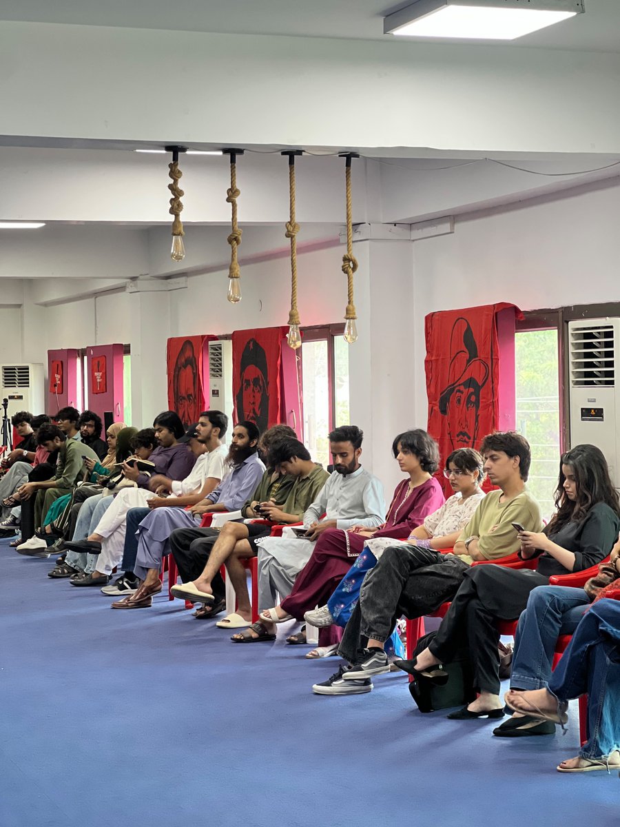 PSCollective_'s tweet photo. 🔊 Tulba Baithak is in session. 
This is what collective student space looks like, students have gathered and shared their issues. Discussing our shared struggles creates spaces such as these which are important more than ever now. + https://t.co/7FiYt22jcB