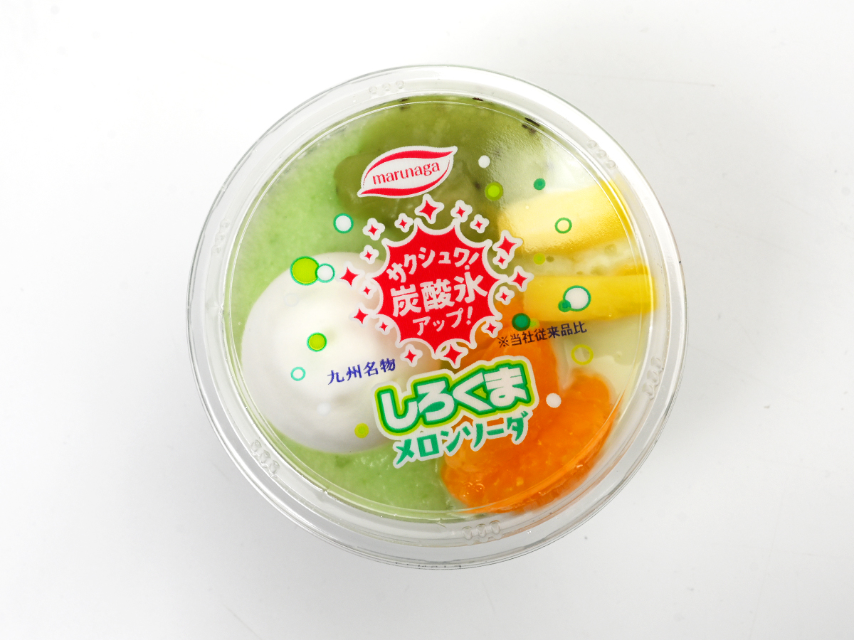 icemania's tweet photo. 【ファミマ】見た目が完全に🥬野菜サラダ？！（笑）メロンソーダ味のしろくまです。

丸永製菓『しろくま メロンソーダ』

舌の上で氷を転がすと、シュワシュワッ!!🥤✨噛むとサクサク!! 独自製法で炭酸を閉じ込めたまま凍らせた「炭酸氷」入り。パチパチではなく、炭酸飲料を口に含んだときのあの刺激がそのまま持続します。

まずは混ぜずに素材を単独で、次に混ぜて食べるのがおすすめ！ファミマ限定・数量限定です🍈