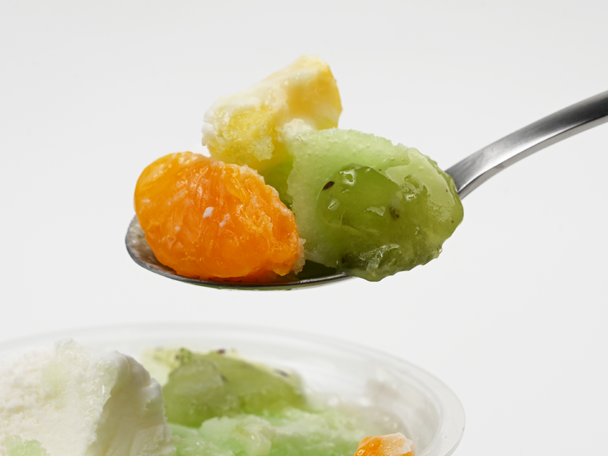 icemania's tweet photo. 【ファミマ】見た目が完全に🥬野菜サラダ？！（笑）メロンソーダ味のしろくまです。

丸永製菓『しろくま メロンソーダ』

舌の上で氷を転がすと、シュワシュワッ!!🥤✨噛むとサクサク!! 独自製法で炭酸を閉じ込めたまま凍らせた「炭酸氷」入り。パチパチではなく、炭酸飲料を口に含んだときのあの刺激がそのまま持続します。

まずは混ぜずに素材を単独で、次に混ぜて食べるのがおすすめ！ファミマ限定・数量限定です🍈