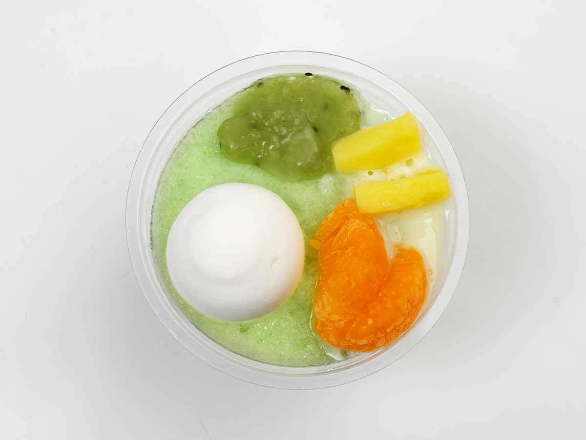 icemania's tweet photo. 【ファミマ】見た目が完全に🥬野菜サラダ？！（笑）メロンソーダ味のしろくまです。

丸永製菓『しろくま メロンソーダ』

舌の上で氷を転がすと、シュワシュワッ!!🥤✨噛むとサクサク!! 独自製法で炭酸を閉じ込めたまま凍らせた「炭酸氷」入り。パチパチではなく、炭酸飲料を口に含んだときのあの刺激がそのまま持続します。

まずは混ぜずに素材を単独で、次に混ぜて食べるのがおすすめ！ファミマ限定・数量限定です🍈