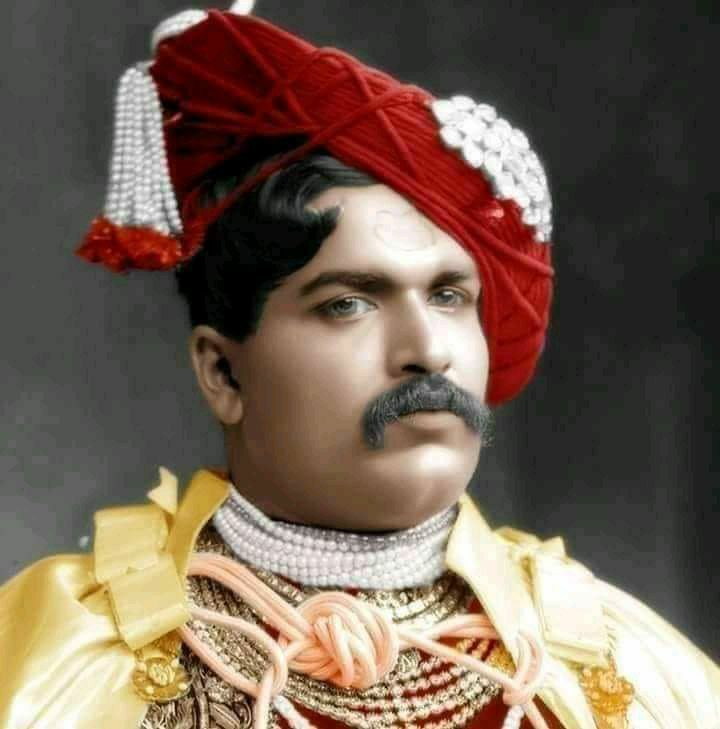 KraantiKumar's tweet photo. 1902 से पहले कोल्हापुर रियासत में आरक्षण नही था. 

छत्रपति शाहू जी महाराज ने नौकरियों में जाति जनगणना कराई. हैरान करने वाला आंकड़ा सामने आया,

उच्च प्रशासनिक 72 पदों में 62 ब्राह्मण थे. 500 अधिकारियों में 490 अधिकारी जनरल जाति से थे.

छत्रपति शाहूजी महाराज ने कोल्हापुर रियासत के सरकारी नौकरियों में पिछड़े वर्ग के लिए 50% आरक्षण लागू किया.

वर्तमान में 10% आबादी वालों के पास 10 EWS है. भारत का हर तीसरा आदमी SC-ST हैं जिनकी आबादी 32% है. हर दूसरा आदमी OBC है. उस लिहाज से OBC आरक्षण 50% और SC-ST आरक्षण 30% होना चाहिए. सीधी बात जिसकी जितनी आबादी उसकी उतनी हिस्सेदारी.