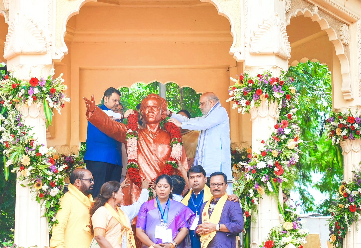 AmitShah's tweet photo. महान समाजसुधारक अण्णाभाऊ साठे जी की जयंती के अवसर पर आज पुणे में उनकी प्रतिमा पर माल्यार्पण कर नमन किया।

आज पुण्यात अण्णाभाऊ साठे यांच्या जयंतीनिमित्त त्यांच्या प्रतिमेला पुष्पहार अर्पण करून त्यांना अभिवादन केले.
महान समाजसुधारक अण्णाभाऊ साठे यांनी जनसेवेसोबतच मराठी साहित्यातही अमूल्य योगदान दिले, ज्यामुळे जनतेने त्यांना 'लोकशाहीर' आणि 'साहित्यरत्न' ही पदवी देऊन सन्मानित केले. सामाजिक समरसता आणि शोषितांच्या उत्थानासाठी समर्पित असलेले त्यांचे जीवन संपूर्ण देशासाठी प्रेरणास्रोत आहे.