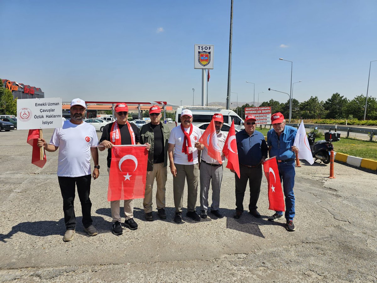 alitilkici38's tweet photo. Kırşehir de yürüyüşümüze devam ediyoruz.
Bugün Desteğimize Oyad derneğinin değerli Başkanları Sayın Mehmet Tanrıseven ve Ömer Öztürk Cihangir çelen hüseyin tunç,Ahmet Kuş ve emekli uzman çavuşlar katıldı.
#UzmanÇavuş
#KahramanlaraHakYürüyüşü
@TEMUD_2024 https://t.co/XuivdE0adY