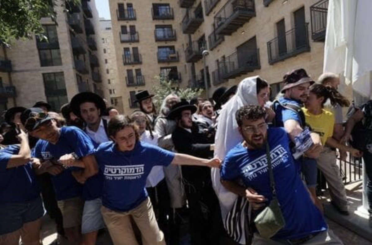 MahapachIsraeli's tweet photo. כל הכבוד לפעילים של ״הדמוקרטים״ שהדפו בגופם את ניסיון הפריצה של הכוח החרדי לבית הקפה "בסמטה" ברחוב אגריפס בירושלים ומנעו פגיעה פיזית ביושבי בית הקפה. 

הצורך בהקמת כוח מגן של הציבור החילוני-ליברלי בישראל בהול. https://t.co/7ukfG9SaCZ