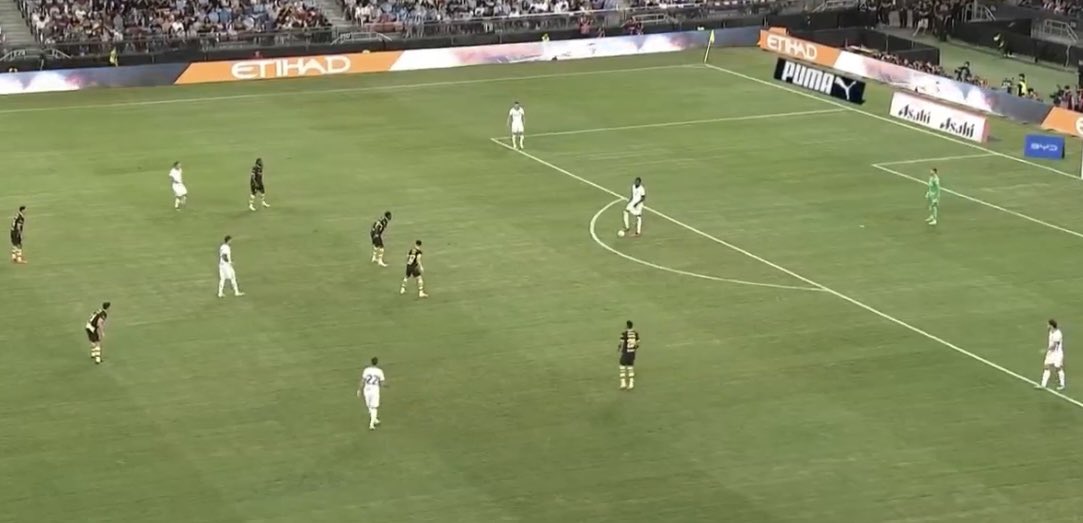 DanisMCFC's tweet photo. Maresca is using Peps no pressing tactic no way 😭😭🩵🩵 https://t.co/1A7lZUST3d