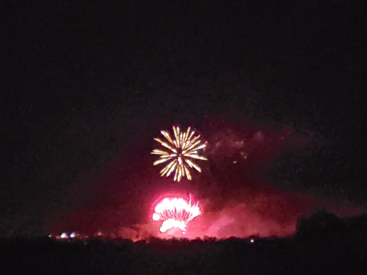 almireanu's tweet photo. 夜は花火大会🎆
現地は混んでるので（脱出にとても時間がかかって面倒）手前の畑で鑑賞。
これで充分っす(о´∀`о)🎆 https://t.co/EgX9cjp1H9