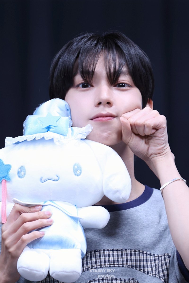 StarrySky_liyu's tweet photo. 260801 팬싸

#최립우 #CHUEILIYU 
#립우 #崔立于 
#FLAREU #플레어유 https://t.co/auJNYN1C7T