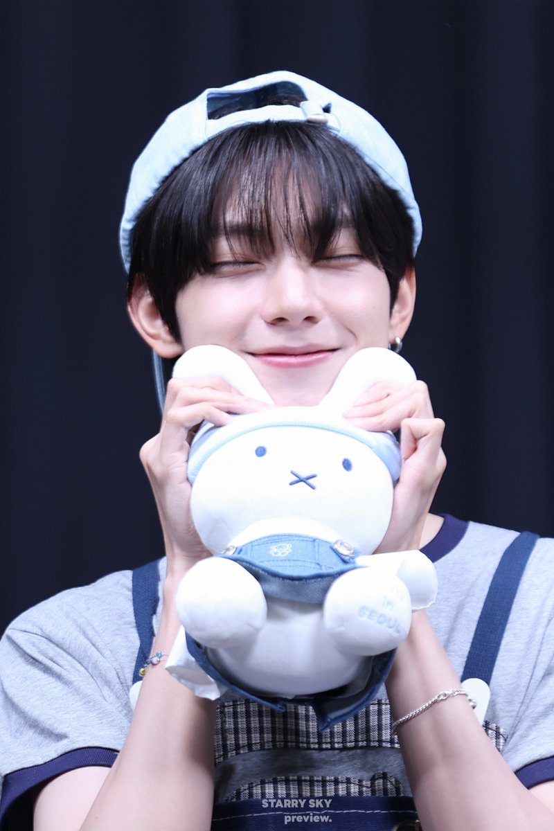 StarrySky_liyu's tweet photo. 260801 팬싸

#최립우 #CHUEILIYU 
#립우 #崔立于 
#FLAREU #플레어유 https://t.co/auJNYN1C7T