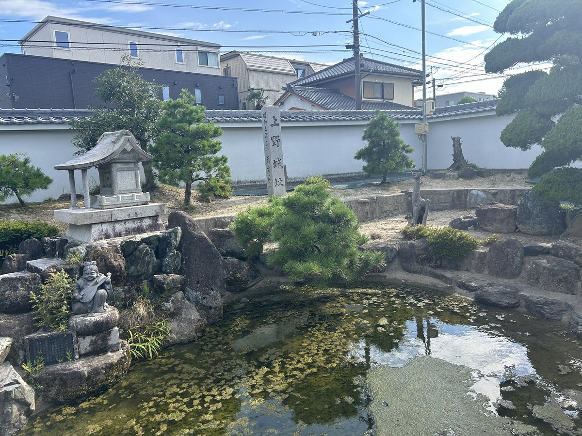 hiroshixhasuki's tweet photo. 『小豆七本槍』の一人・下方貞清は織田氏（信秀信長）に仕え尾張上野城を本拠地とした。
柴田勝家や蒲生氏郷などから仕官の誘いを受けるが尾張の地を離れることはなかった。
関ヶ原の戦い後清洲に入封した家康四男・忠吉に召された。上野城近くの永弘院に葬られた。子はいずれも本能寺に失っていた。 https://t.co/mXPUztwPCI