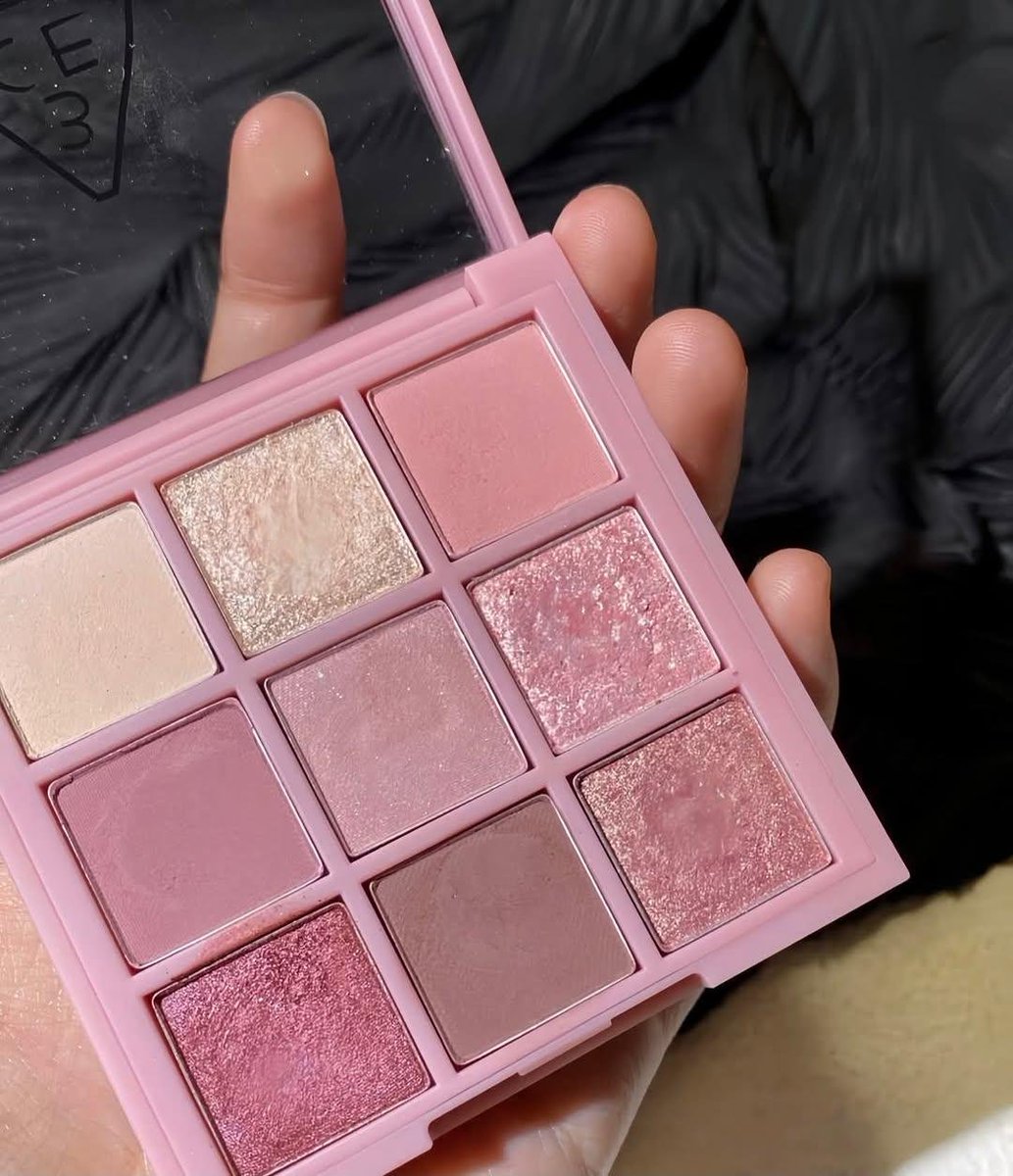 rainyychaa's tweet photo. NAH INI! maksud gue dari kemarin tuh nyari eyeshadow pink yang kayak gini woi 😭🫰 https://t.co/QLaM0gdMjj