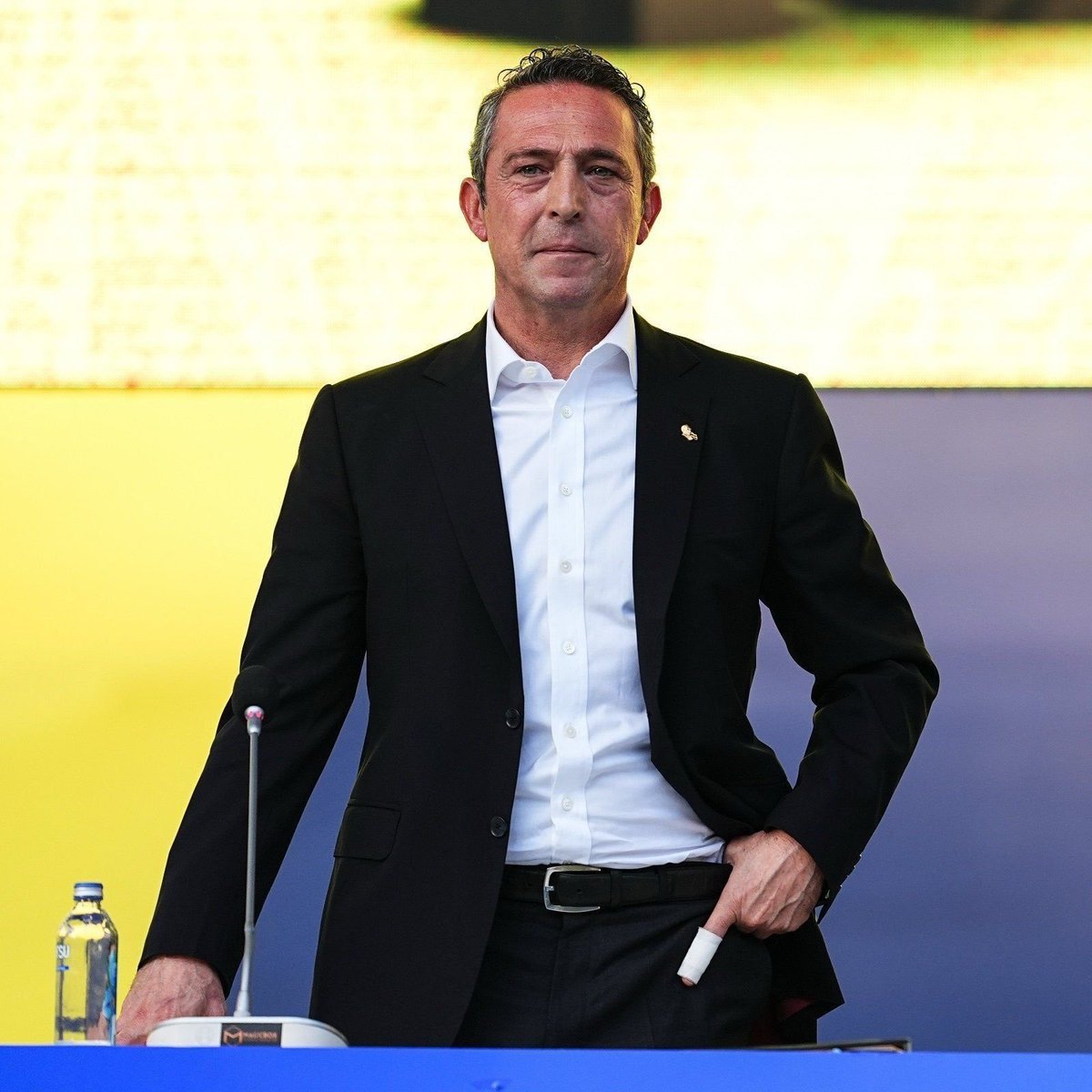 TekYolFener's tweet photo. Aziz Yıldırım: "Sayın Ali Koç'a sesleniyorum, bizim Tanju Bey gitti konuştu kendisiyle. Maltepe Tesisleri için yapılan sözleşmede bedel belirtmiyor, maliyet artı yüzde 5 karla yapılacaktır. Müteahhit firmayı çağırdım konuştum, onlar 60 milyon Euro civarında maliyet ifade etti. Müşavir var bir de, onlar tutmuşlar, ona da 1 milyon Euro'ya yakın para vermişler, o da 100 milyon Euro'ya çıkar diyor. Bizimkiler hesap yaptılar, 40 milyona yaparız. 

Ali Bey ile konuşacağım, hepimizin sevdiği rahmetli Mustafa Koç'un ismini koyarlarsa, binayı onlar üstlenirse bitiririz. Fenerbahçe'ye lazım."