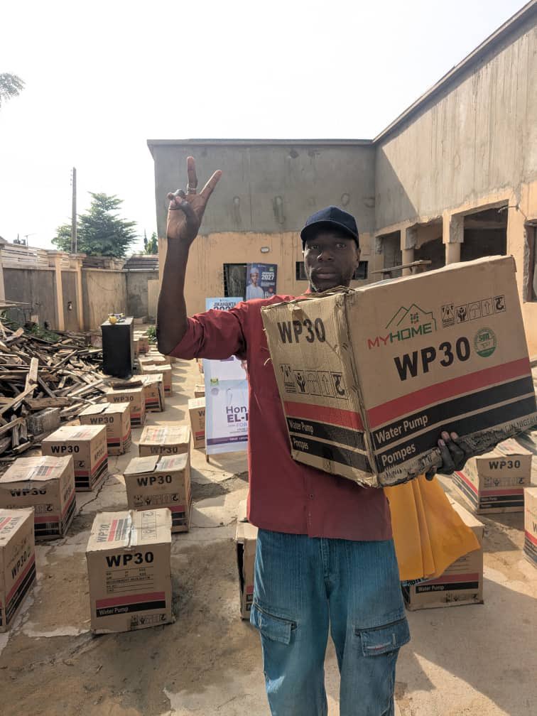 MuhammedSanity's tweet photo. Hon. Bello El-Rufa’i. Has distributed 100 Pumping Machines to dry season farmers across Kaduna North Federal Constituency to boost irrigation and increase food production.@B_ELRUFAI 

Jika Hantan Al’umma. BBC2027. Insha Allah https://t.co/Aob0Bxgbko