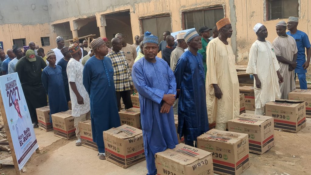 MuhammedSanity's tweet photo. Hon. Bello El-Rufa’i. Has distributed 100 Pumping Machines to dry season farmers across Kaduna North Federal Constituency to boost irrigation and increase food production.@B_ELRUFAI 

Jika Hantan Al’umma. BBC2027. Insha Allah https://t.co/Aob0Bxgbko