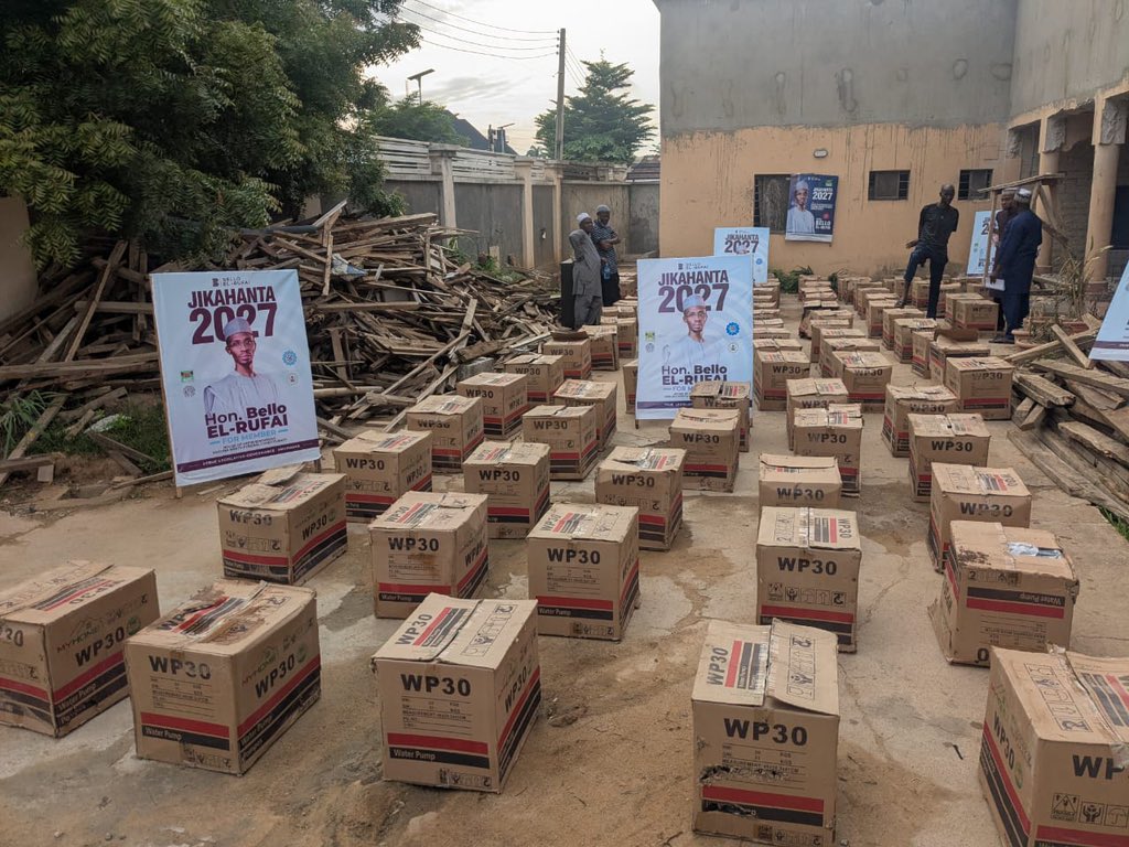 MuhammedSanity's tweet photo. Hon. Bello El-Rufa’i. Has distributed 100 Pumping Machines to dry season farmers across Kaduna North Federal Constituency to boost irrigation and increase food production.@B_ELRUFAI 

Jika Hantan Al’umma. BBC2027. Insha Allah https://t.co/Aob0Bxgbko