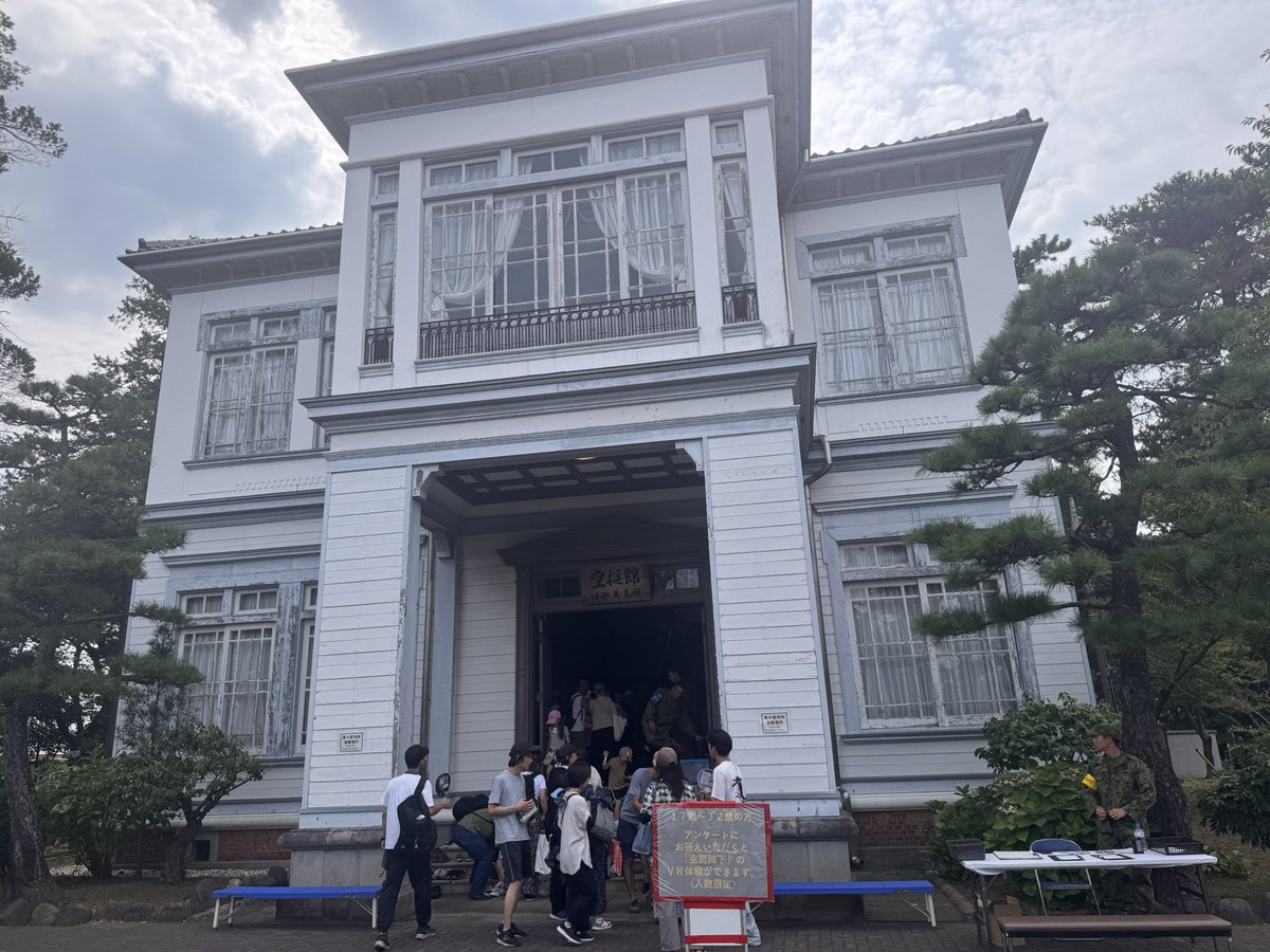 salamence69's tweet photo. 陸上自衛隊の習志野駐屯地の夏祭りに行ってきました

日本で唯一の落下傘部隊がある
第一空挺団があるのもこの駐屯地
この方々のおかげで今日も僕たちは美味しいもの食べたり楽しいゲームができてることに感謝しなければなりませんね

とても価値のある展示物の数々に目頭が熱くなりました https://t.co/qYGYsIkk6i
