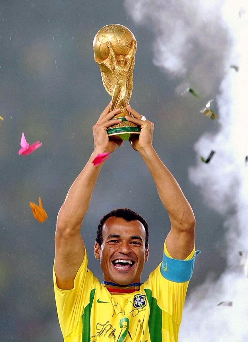 pablolopezru_'s tweet photo. El trofeo del Mundial de Lego firmado y dedicado por Cafú, leyenda brasileña, que ha recibido Don Mikel Merino Zazón:

🗣️ “Por ese niño de Pamplona que ahora es campeón de la Copa Mundial de la FIFA”. https://t.co/eJVSkJRHYC