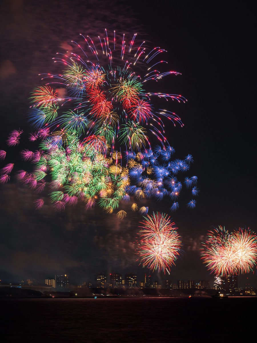 3m1ek's tweet photo. 先ほど開催された幕張ビーチ花火フェスタが綺麗でした https://t.co/YGCzpxWEi8