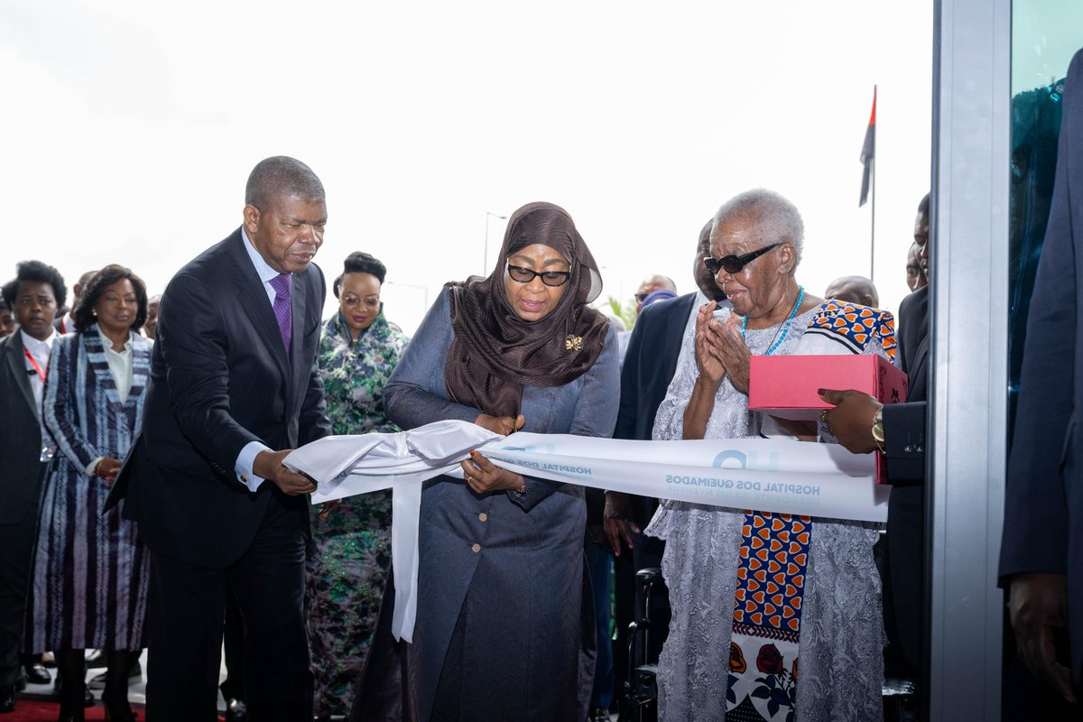 ikulumawasliano's tweet photo. Rais wa Jamhuri ya Muungano wa Tanzania, Mheshimiwa Dkt. Samia Suluhu Hassan akikata utepe pamoja na Rais wa Jamhuri ya Angola Mheshimiwa João Manuel Gonçalves Lourenço kama ishara ya uzinduzi wa Hospitali Kuu ya Rufaa ya Rais Julius Nyerere (Hospital dos Queimados Presidente Julius Nyerere) iliyopo Kilamba, jijini Luanda, Angola, tarehe 01 Agosti, 2026. Kulia ni Mama Maria Nyerere, Mjane wa Baba wa Taifa akishuhudia tukio hilo. Hospitali hiyoimepewa jina la Baba wa Taifa Mwalimu Julius Kambarage Nyerere, kama heshima na ishara ya kutambua mchango wake katika harakati za ukombozi waBara la Afrika, hususan nchi za Kusini mwa Afrika, ikiwemo Angola.