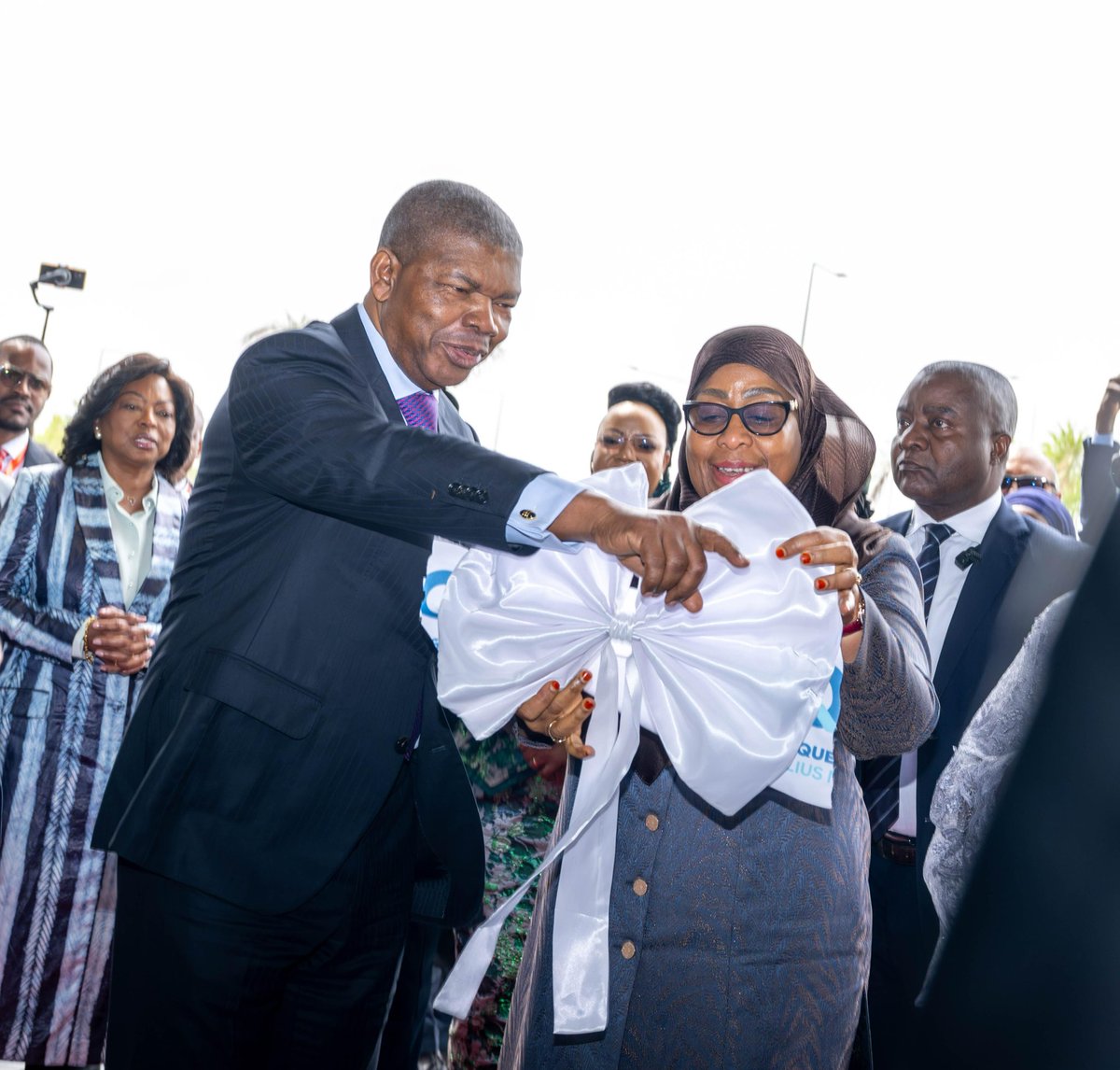 ikulumawasliano's tweet photo. Rais wa Jamhuri ya Muungano wa Tanzania, Mheshimiwa Dkt. Samia Suluhu Hassan akikata utepe pamoja na Rais wa Jamhuri ya Angola Mheshimiwa João Manuel Gonçalves Lourenço kama ishara ya uzinduzi wa Hospitali Kuu ya Rufaa ya Rais Julius Nyerere (Hospital dos Queimados Presidente Julius Nyerere) iliyopo Kilamba, jijini Luanda, Angola, tarehe 01 Agosti, 2026. Kulia ni Mama Maria Nyerere, Mjane wa Baba wa Taifa akishuhudia tukio hilo. Hospitali hiyoimepewa jina la Baba wa Taifa Mwalimu Julius Kambarage Nyerere, kama heshima na ishara ya kutambua mchango wake katika harakati za ukombozi waBara la Afrika, hususan nchi za Kusini mwa Afrika, ikiwemo Angola.