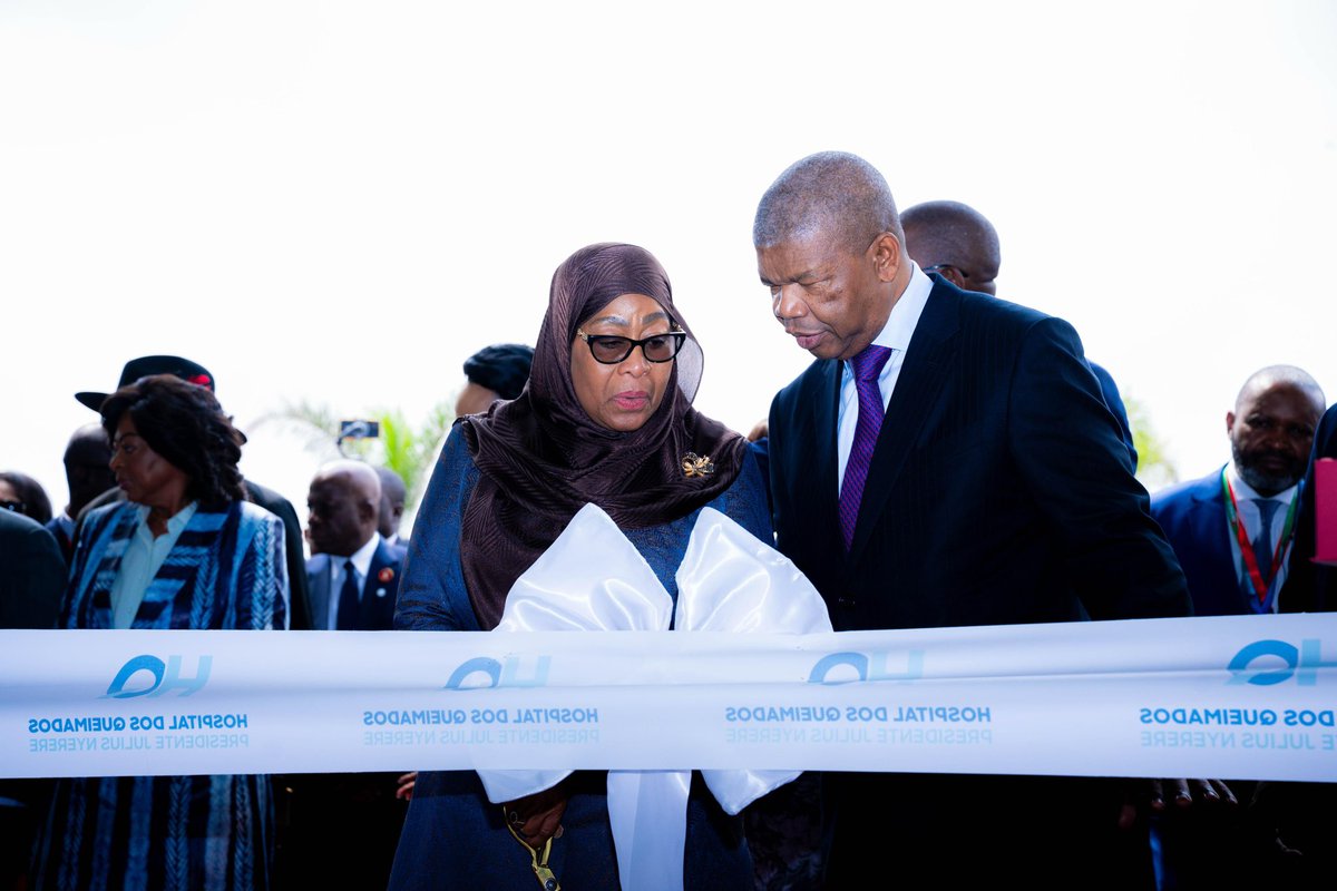 ikulumawasliano's tweet photo. Rais wa Jamhuri ya Muungano wa Tanzania, Mheshimiwa Dkt. Samia Suluhu Hassan akikata utepe pamoja na Rais wa Jamhuri ya Angola Mheshimiwa João Manuel Gonçalves Lourenço kama ishara ya uzinduzi wa Hospitali Kuu ya Rufaa ya Rais Julius Nyerere (Hospital dos Queimados Presidente Julius Nyerere) iliyopo Kilamba, jijini Luanda, Angola, tarehe 01 Agosti, 2026. Kulia ni Mama Maria Nyerere, Mjane wa Baba wa Taifa akishuhudia tukio hilo. Hospitali hiyoimepewa jina la Baba wa Taifa Mwalimu Julius Kambarage Nyerere, kama heshima na ishara ya kutambua mchango wake katika harakati za ukombozi waBara la Afrika, hususan nchi za Kusini mwa Afrika, ikiwemo Angola.