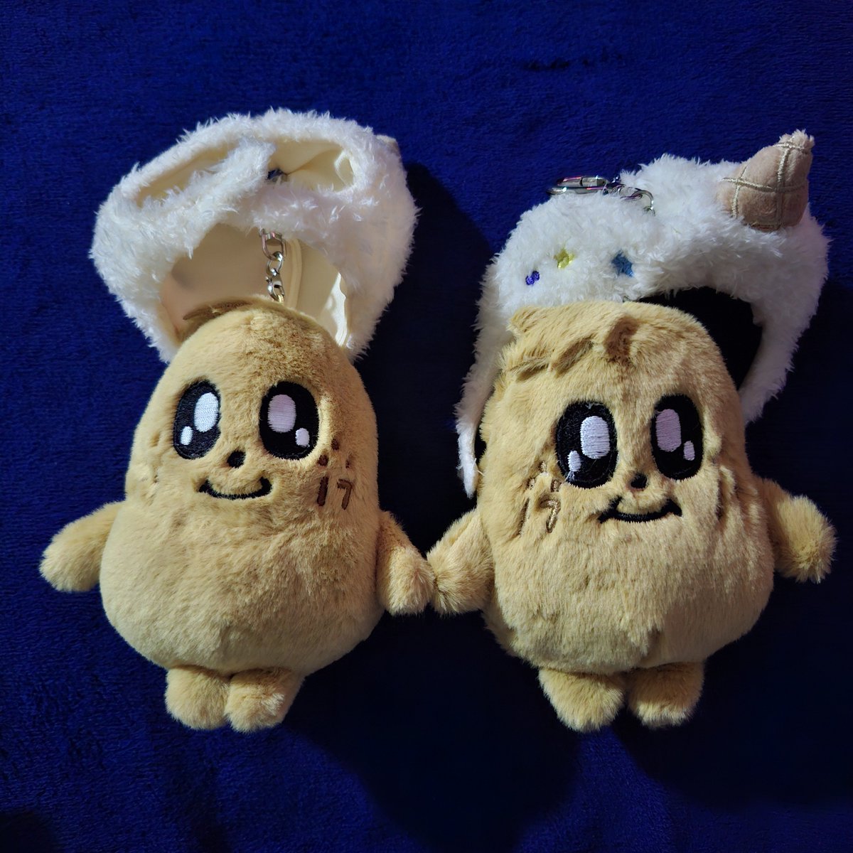 gyudanmea's tweet photo. Left: Official
Right: Dupe

Yung dupe mas malusog 😭🤣🤣🤣 busog yarn

Anyways pang bag ko na yung dupe yung original pang mingyu shrine https://t.co/SYJCVYheOC