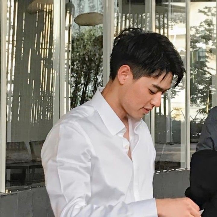 Ikkyupan's tweet photo. พี่😭 อย่าไถข้าง😭 มันหล่อ😭 https://t.co/7EjPMuIfhp