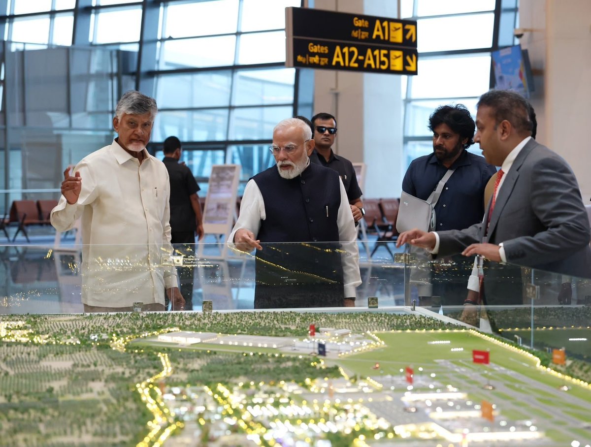 AndhraPradeshCM's tweet photo. భోగాపురం లోని శ్రీ అల్లూరి సీతారామరాజు అంతర్జాతీయ విమానాశ్రయం ప్రారంభించిన ప్రధాని శ్రీ నరేంద్ర మోడీ టెర్మినల్‌ భవనాన్ని, అందులోని ఆధునిక సదుపాయాలను పరిశీలించారు. విమానాశ్రయ మాస్టర్ ప్లాన్, ఏవియేషన్ హబ్, ఏవియేషన్ ఎడ్యుసిటీ నమూనాలను కూడా పరిశీలించారు. ప్రధాని వెంట గవర్నర్ అబ్దుల్ నజీర్,  ముఖ్యమంత్రి శ్రీ నారా చంద్రబాబు నాయుడు, ఉప ముఖ్యమంత్రి శ్రీ పవన్ కల్యాణ్, కేంద్రమంత్రి రామ్మోహన్ నాయుడు కూడా ఉన్నారు.
@narendramodi @governorap @ncbn @PawanKalyan @RamMNK 
#NewGatewayToAP 
#AlluriSitaramaRajuAirport
#UttarandhraKalalakuRekkalu
#BhogapuramAirport
#GatewayToUttarandhra 
#AndhraPradesh