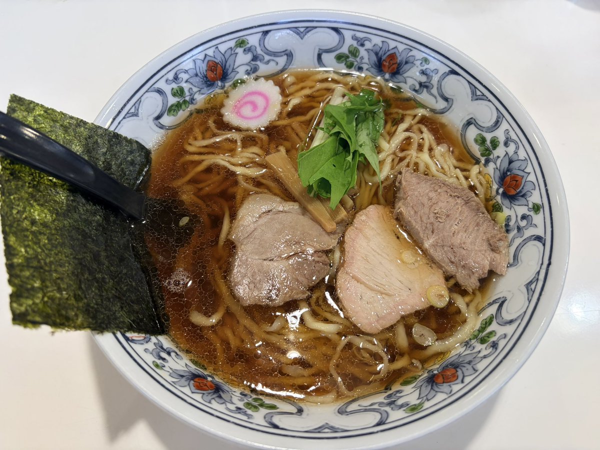 satodomingo's tweet photo. 「山梨うまうまラーメン探訪Vol.300」
RPT「白河手打中華そば りょうが」さんです‼️

ひっさびさ来店🚗
どうしても中華そばが食べたくて🍜

17時半開店と共に突撃💨💨💨

手打ちのもちもち麺美味し‼️
加水率高めでツルツルだあ

スープもスッキリだけどコク⭕️
まくって完飲😁

一番美味かったのはチャーシュー
水分少なめで見た目パサパサしてる
これは美味くないのが多い中

これは🌼🌼🌼
しっかり味染みで柔らかく
美味い‼️‼️

また来たくなる中華そばでした☺️

大大満足‼️

#ラーメン