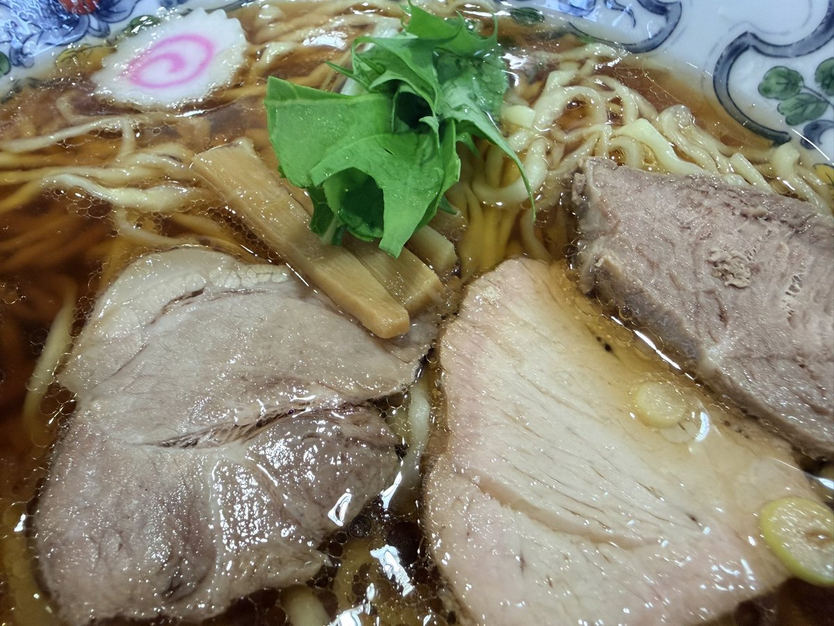 satodomingo's tweet photo. 「山梨うまうまラーメン探訪Vol.300」
RPT「白河手打中華そば りょうが」さんです‼️

ひっさびさ来店🚗
どうしても中華そばが食べたくて🍜

17時半開店と共に突撃💨💨💨

手打ちのもちもち麺美味し‼️
加水率高めでツルツルだあ

スープもスッキリだけどコク⭕️
まくって完飲😁

一番美味かったのはチャーシュー
水分少なめで見た目パサパサしてる
これは美味くないのが多い中

これは🌼🌼🌼
しっかり味染みで柔らかく
美味い‼️‼️

また来たくなる中華そばでした☺️

大大満足‼️

#ラーメン