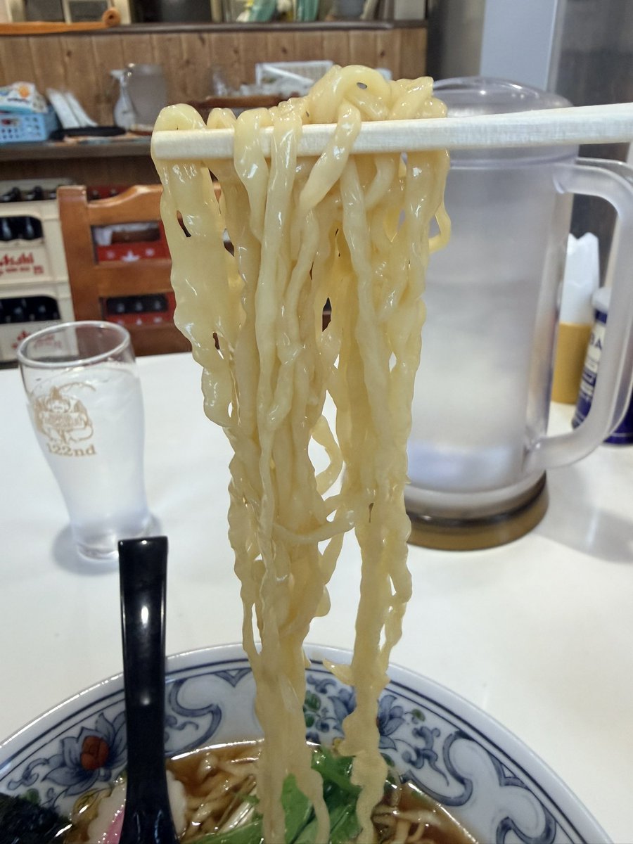 satodomingo's tweet photo. 「山梨うまうまラーメン探訪Vol.300」
RPT「白河手打中華そば りょうが」さんです‼️

ひっさびさ来店🚗
どうしても中華そばが食べたくて🍜

17時半開店と共に突撃💨💨💨

手打ちのもちもち麺美味し‼️
加水率高めでツルツルだあ

スープもスッキリだけどコク⭕️
まくって完飲😁

一番美味かったのはチャーシュー
水分少なめで見た目パサパサしてる
これは美味くないのが多い中

これは🌼🌼🌼
しっかり味染みで柔らかく
美味い‼️‼️

また来たくなる中華そばでした☺️

大大満足‼️

#ラーメン