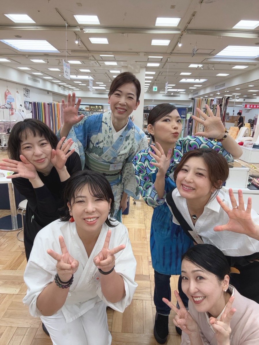 linlin_link's tweet photo. イベント4日目もワイワイ笑顔で終了🌼
凛九を目当てに来てくださった方、初めましての方、あれも良い、これも…と迷って再びご来場くださった方✨今日もたくさんの方にお会いでき楽しい1日🥰
わーん！あと2日！8/3までです🌼
▪️日本橋三越本館7階 催物会場 https://t.co/sJaOGMswhD