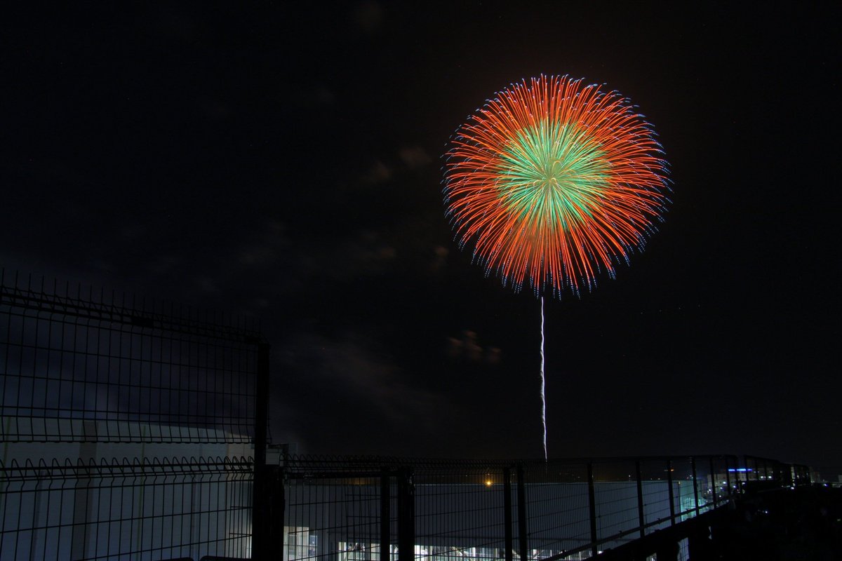 Disneychamu's tweet photo. 幕張の花火
#夜景
#写真 
#写真が好きな人と繋がりたい  
#写真を撮ってる人と繋がりたい 
#写真で伝えたい私の世界  
#写真で奏でる私の世界 
#キリトリセカイ 
#ファインダー越しの私の世界 
#花火
#fireworks https://t.co/vHQxBO0eGH