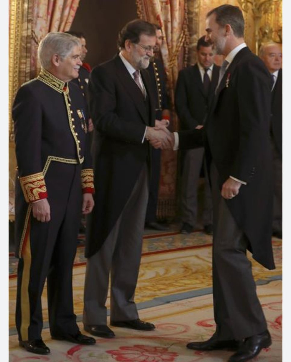 ManuelRLlamas's tweet photo. @Rafa_Hernando Los ministros de exteriores del PP no se ponían ese uniforme porque no eran diplomáticos de carrera. Albares sí. solo Dastis era diplomático y lo uso. Lo sabes perfectamente, pero como eres un miserable, lo omites. https://t.co/MdG38zkGIZ